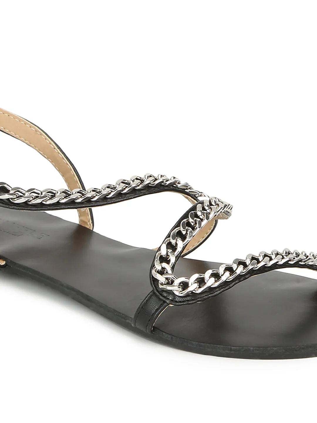 Schlupfschuhe mit schwarzer Kettenverzierung