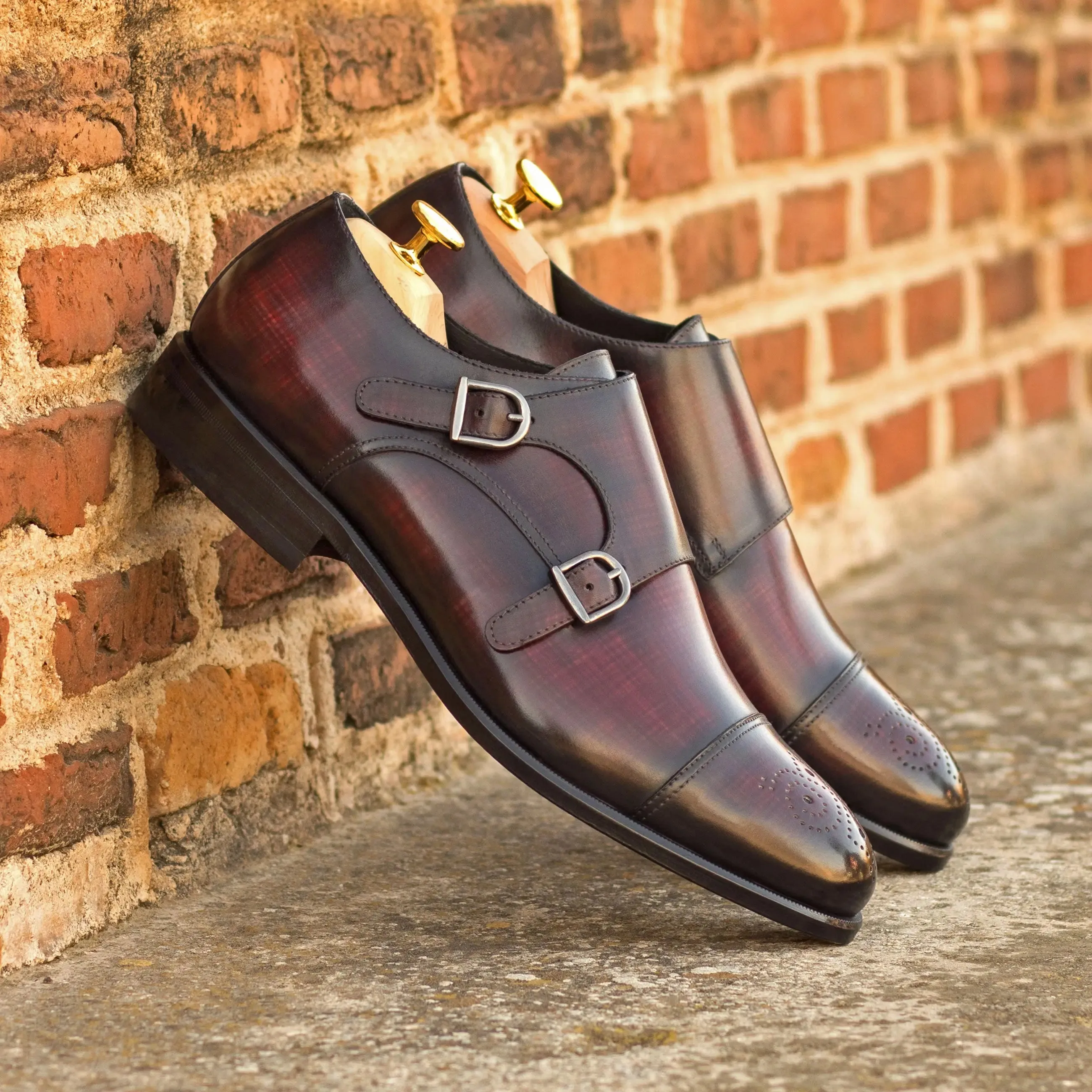 Dapperfam Schuhe DapperFam Monaco in Burgunderrot, handbemusterter Patina-Doppelmonk für Herren