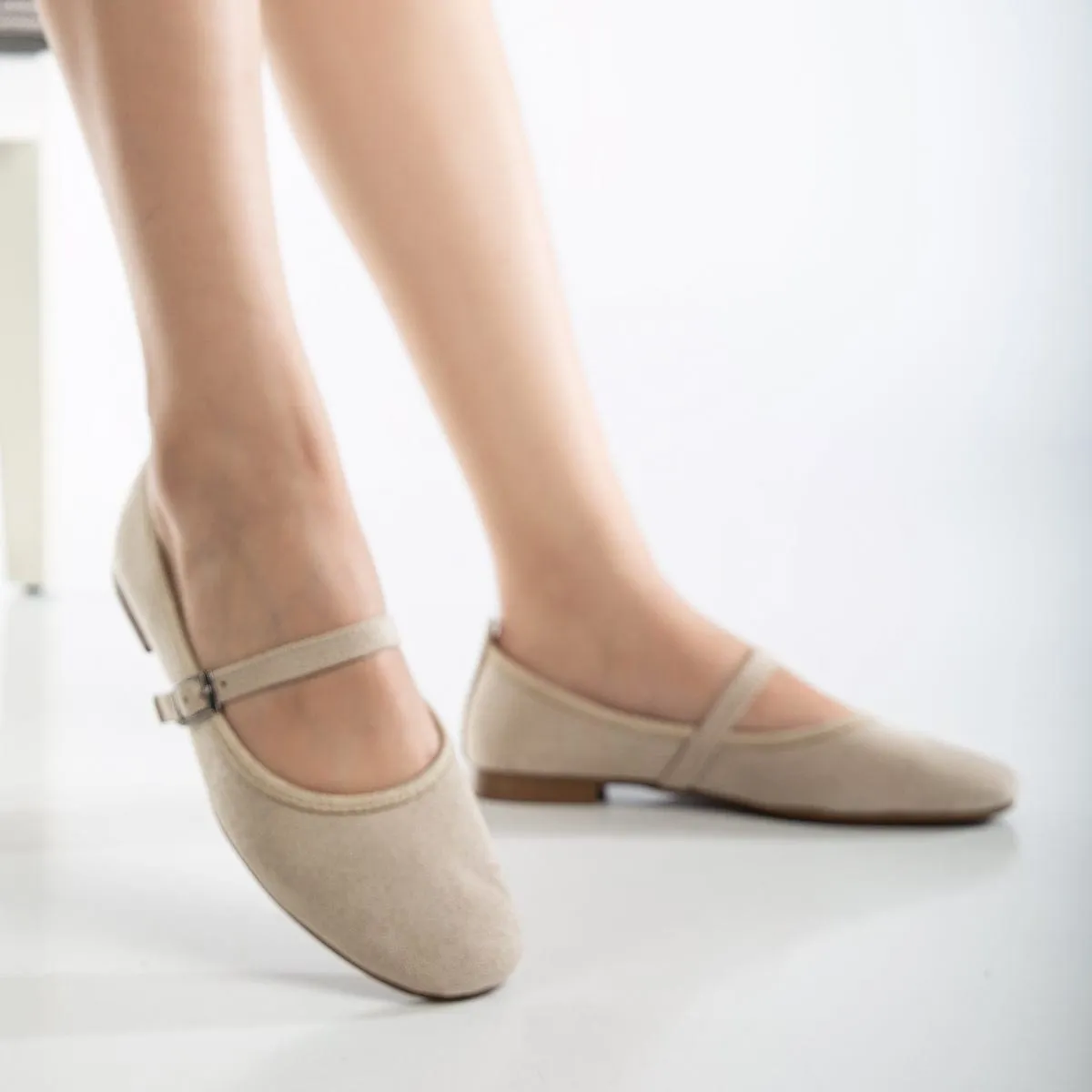 Emilie Vegan Wildleder Mary Jane Flats | Beige