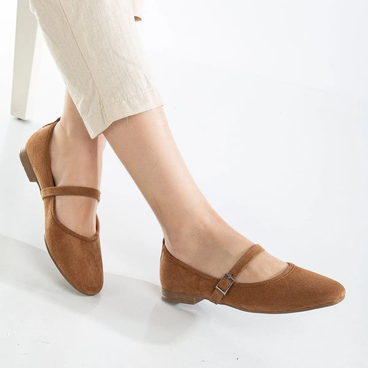 Emilie Vegan Wildleder Mary Jane Flats | Cognacbraun