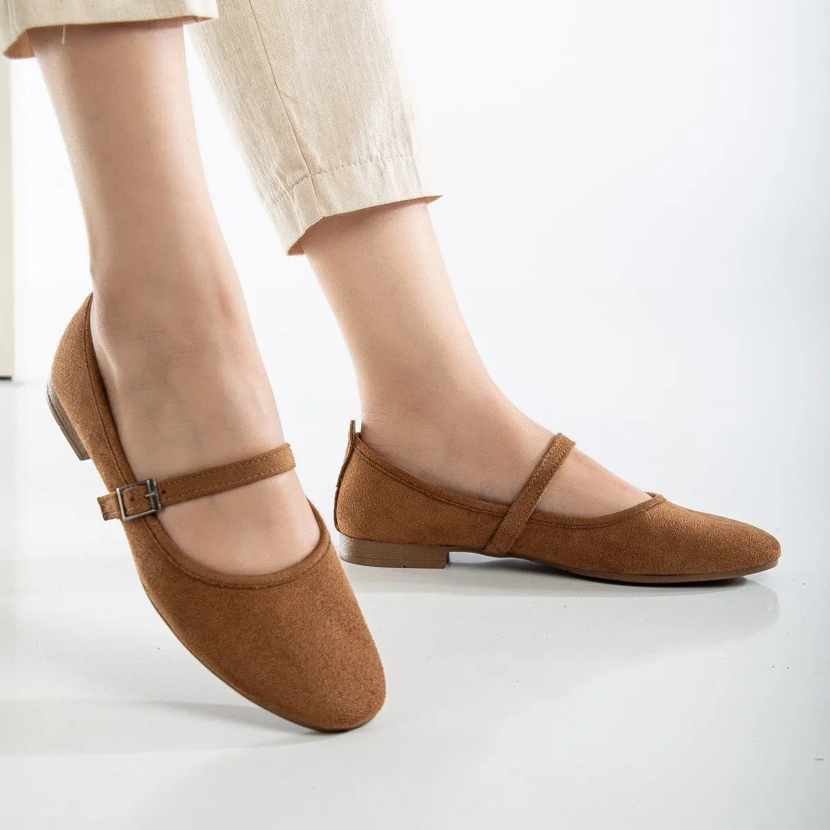 Emilie Vegan Wildleder Mary Jane Flats | Cognacbraun