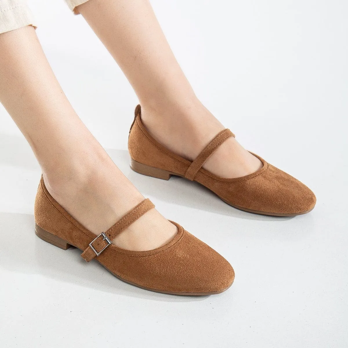 Emilie Vegan Wildleder Mary Jane Flats | Cognacbraun