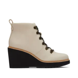 Melrose Beige wasserfester Schnürstiefel mit Keilabsatz