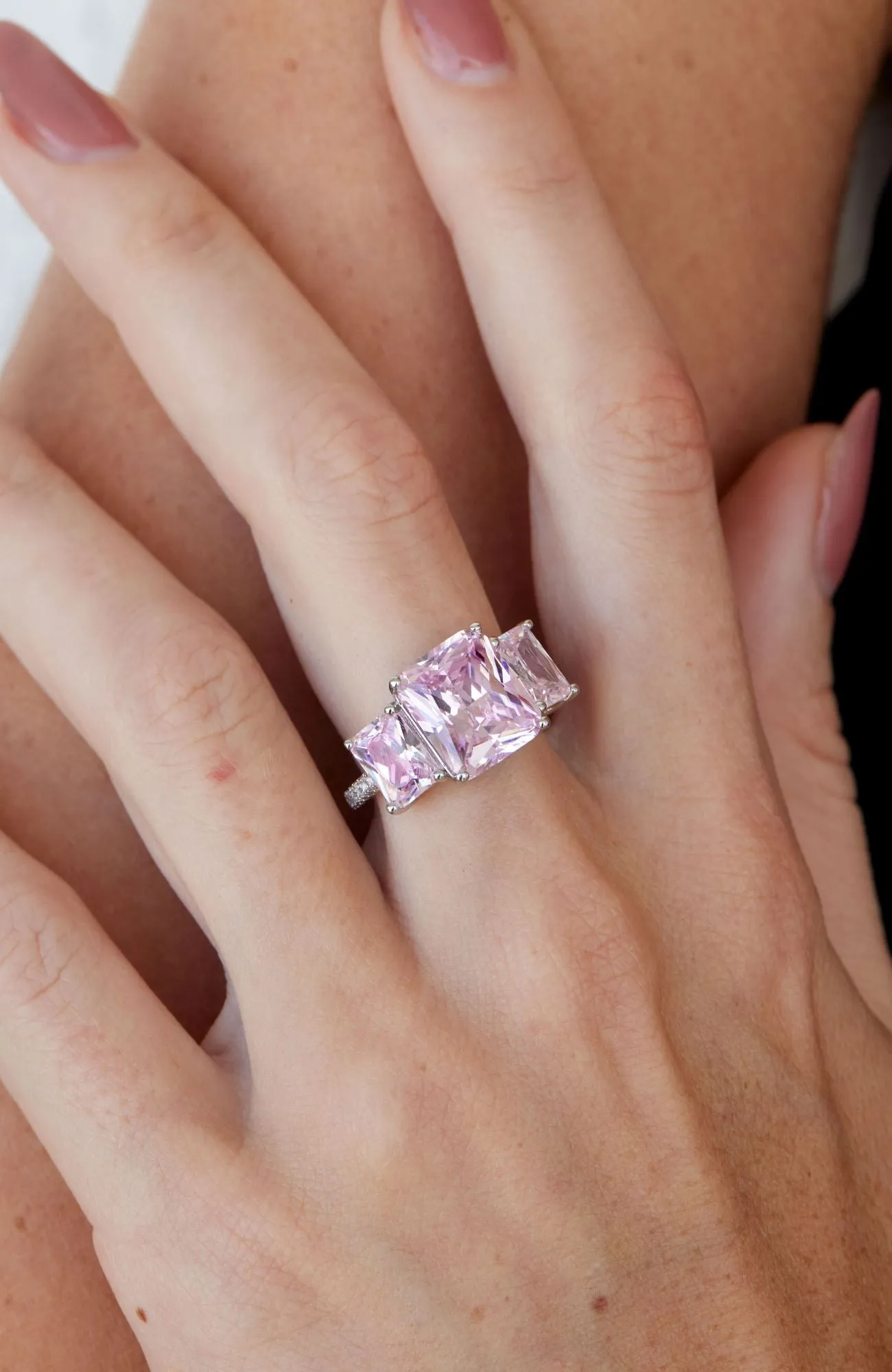 RHODIUM BESCHICHTETER AUSDRUCKSSTARKER ROSA 3-STEIN-RING ecco Schuhe