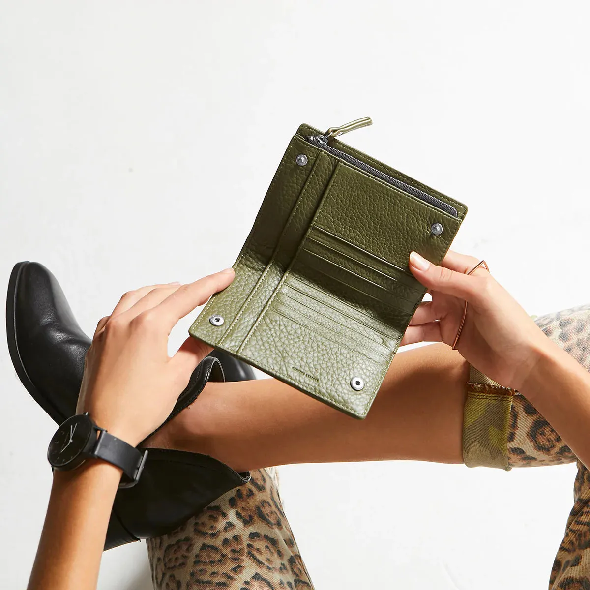 Status-Angst Aufstand Khaki-Schuhe_Status-Angst