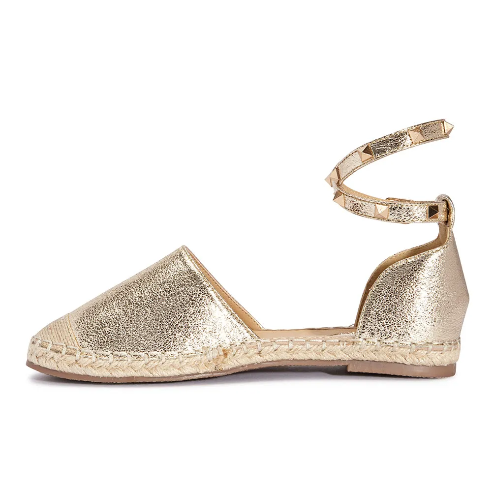 Flacher Schuh mit besetzter Knöchelriemchen