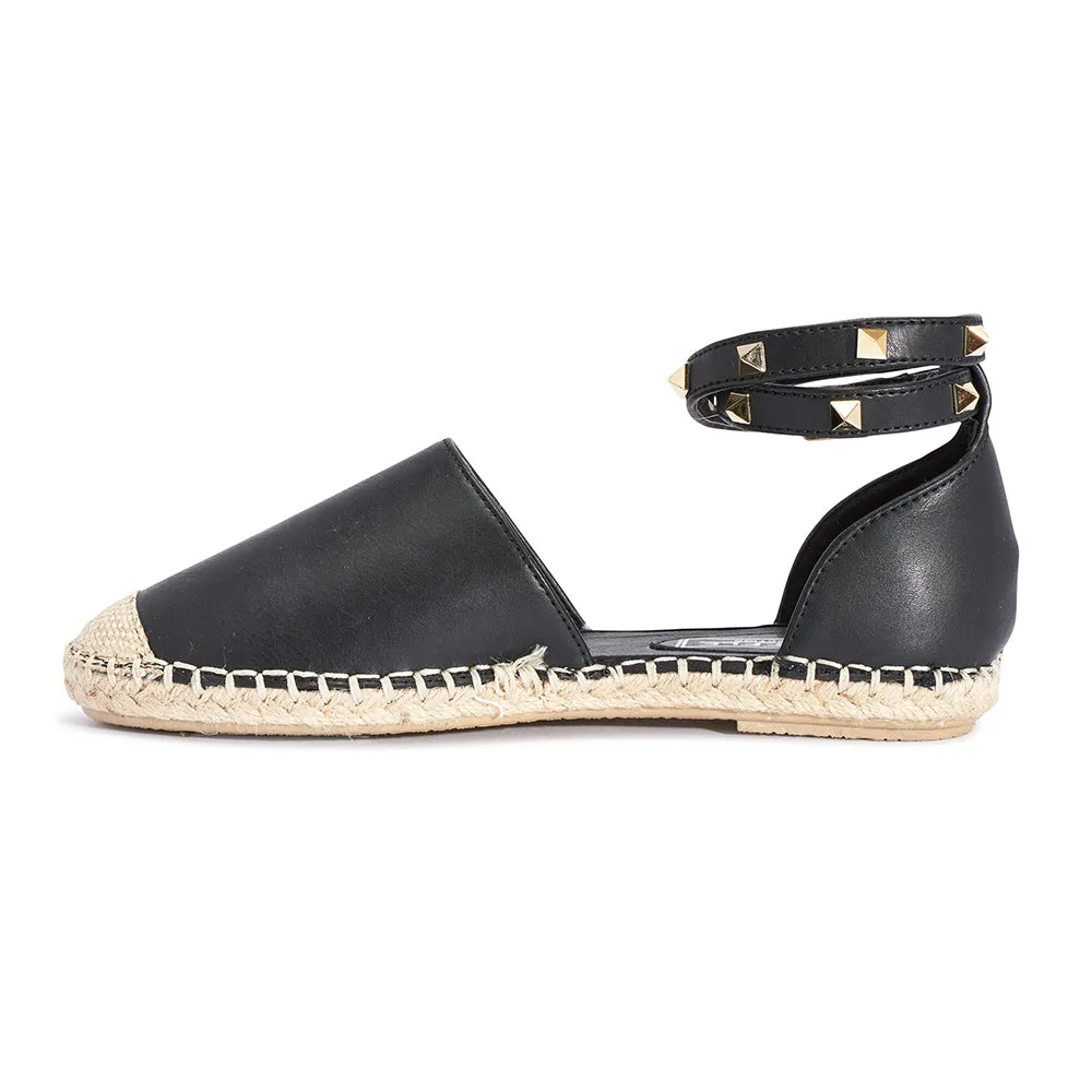 Flacher Schuh mit besetzter Knöchelriemchen