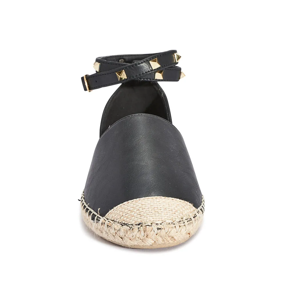 Flacher Schuh mit besetzter Knöchelriemchen
