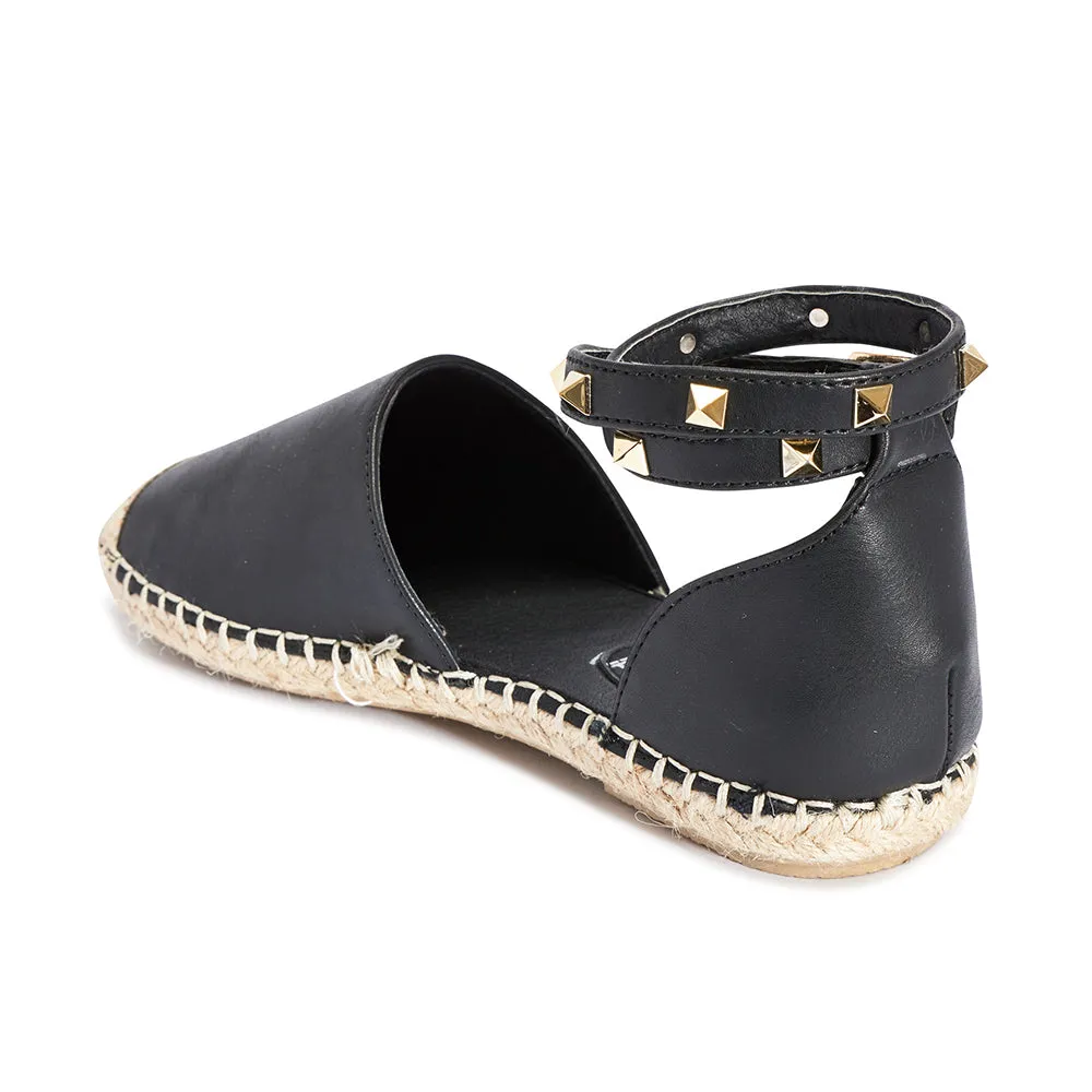 Flacher Schuh mit besetzter Knöchelriemchen
