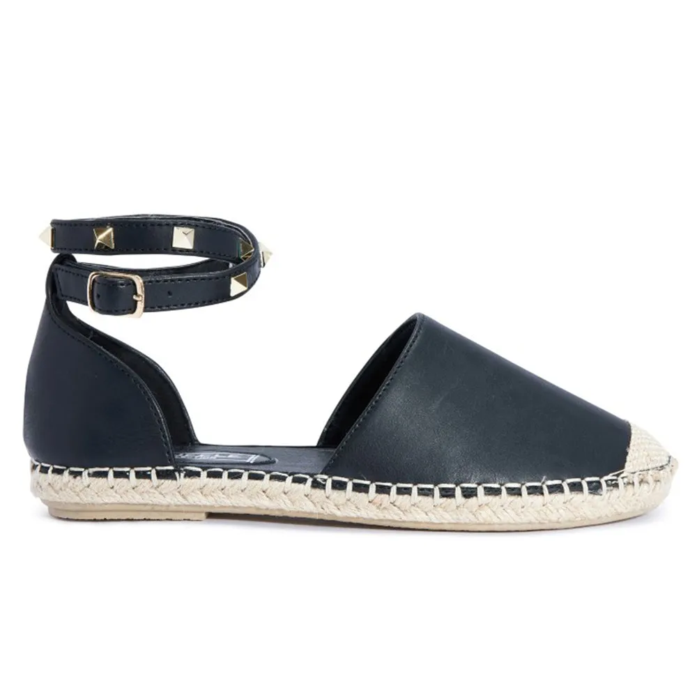 Flacher Schuh mit besetzter Knöchelriemchen