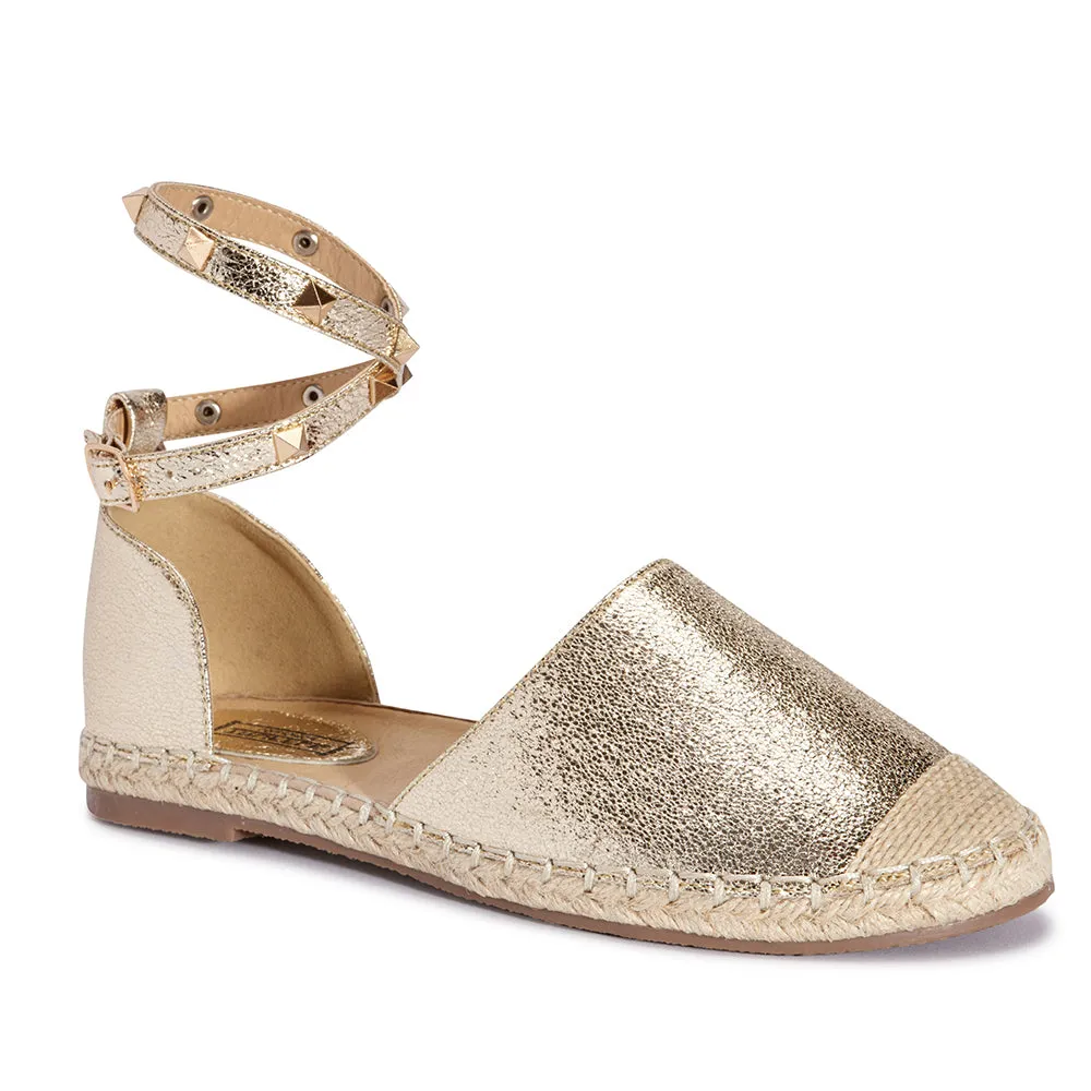 Flacher Schuh mit besetzter Knöchelriemchen
