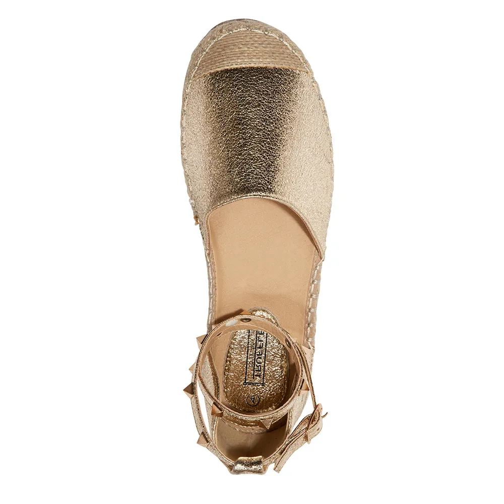 Flacher Schuh mit besetzter Knöchelriemchen