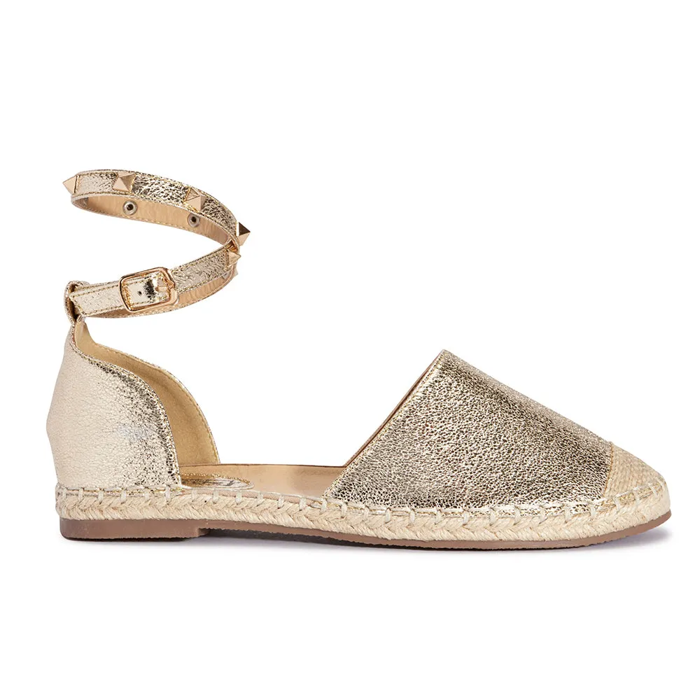 Flacher Schuh mit besetzter Knöchelriemchen