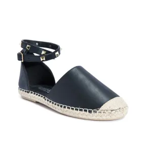 Flacher Schuh mit besetzter Knöchelriemchen