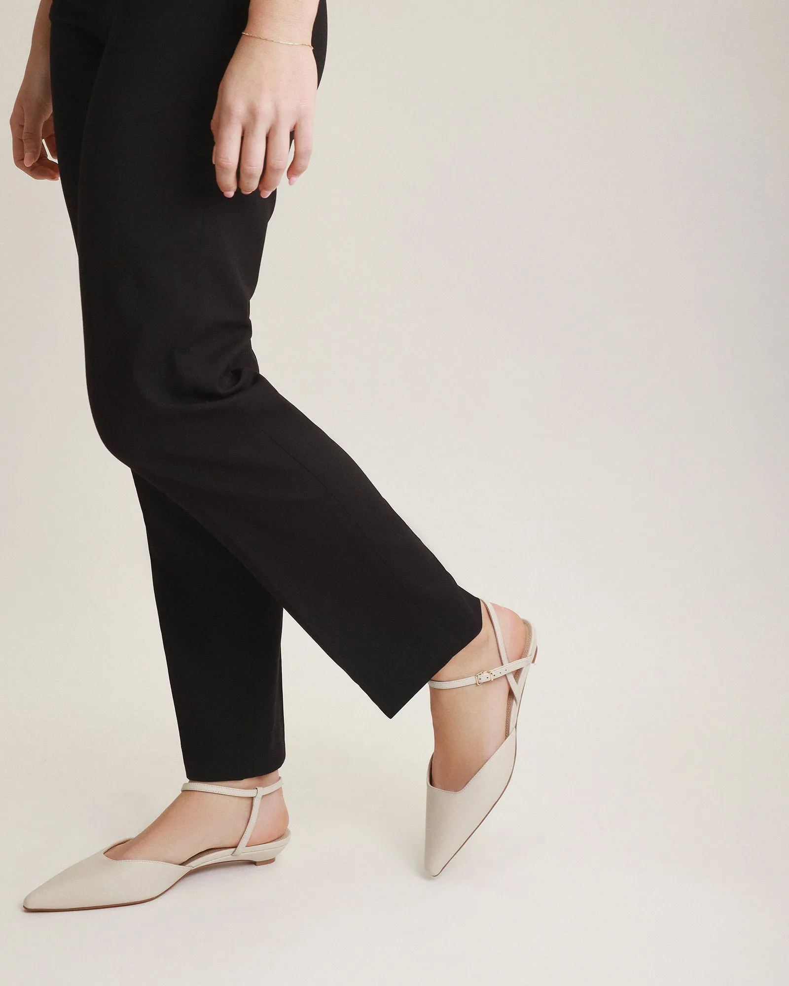 VIRGINIE FLACHE SCHUHE AUS OFF-WHITE LEDER