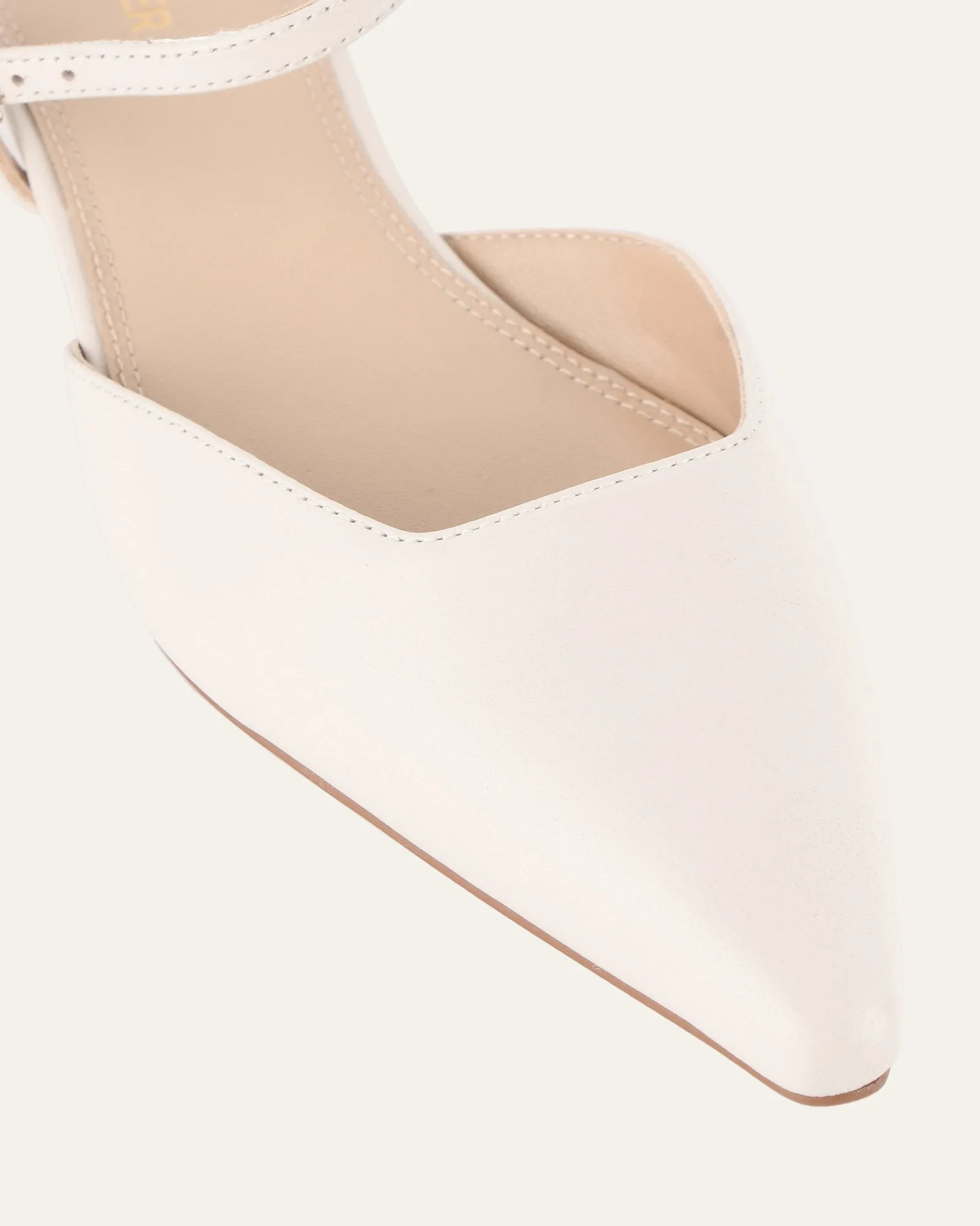 VIRGINIE FLACHE SCHUHE AUS OFF-WHITE LEDER
