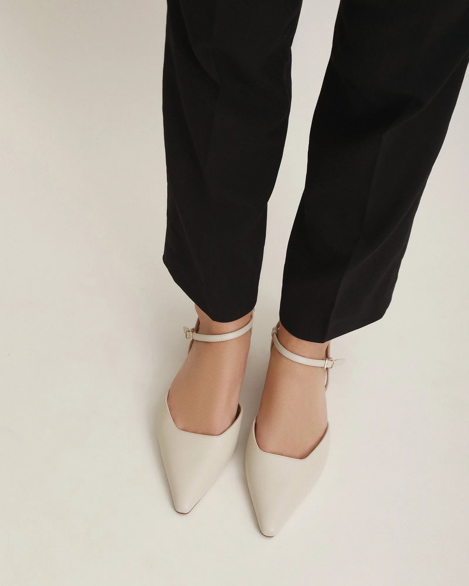 VIRGINIE FLACHE SCHUHE AUS OFF-WHITE LEDER